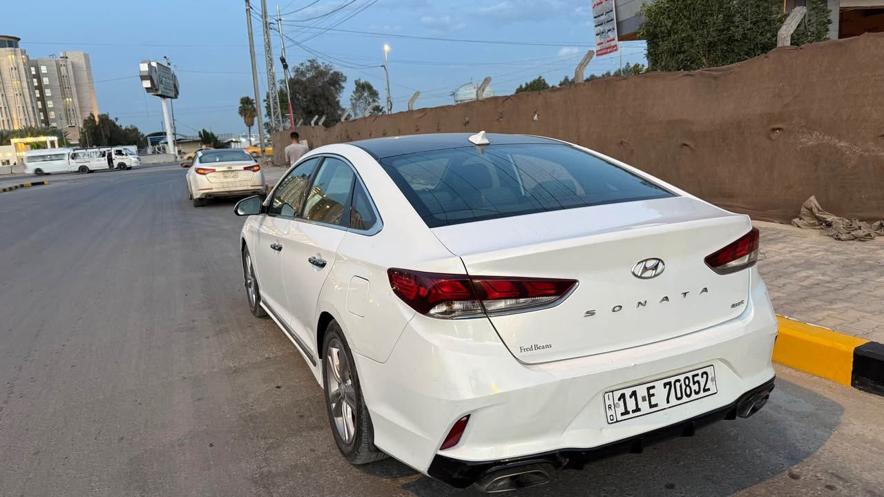 سلام عليكم 
سوناتا 2019 سبور
رقم بغداد بأسمي
محرك 2400gdi
ماشية 90 الف ميل 
رادارات+كامرة
كشنات جلد غرفتها جديدة
كير شفتات بالستيرن 
كار بلي 
فتحة 
هواي مواصفات بيها
سونارها بالصور حادث امريكا بالصور طخه زغيرة بالدعامية
سلبياتها المعروف بمحركات gdi ينقص دهن هذي السيارة كل 1000 كيلو تنقص لتر 
الشي الثاني بيها تكشير قمارك وبنيد تقريبا شبر منزل صورهم واني غلفتهم فابلون حته لتخرب السيارة،بس ذني الشغلتين بيها 
والباقي مناقصهاذ كلوب ومابيها اي خلل 
السعر 125 ورقة وبيها مجال بعد متجي وتشوفها وتقنع بكلشي 
ترهم مراوس حسب القناعة
رقم تليفوني
*********** بغداد, العراق
