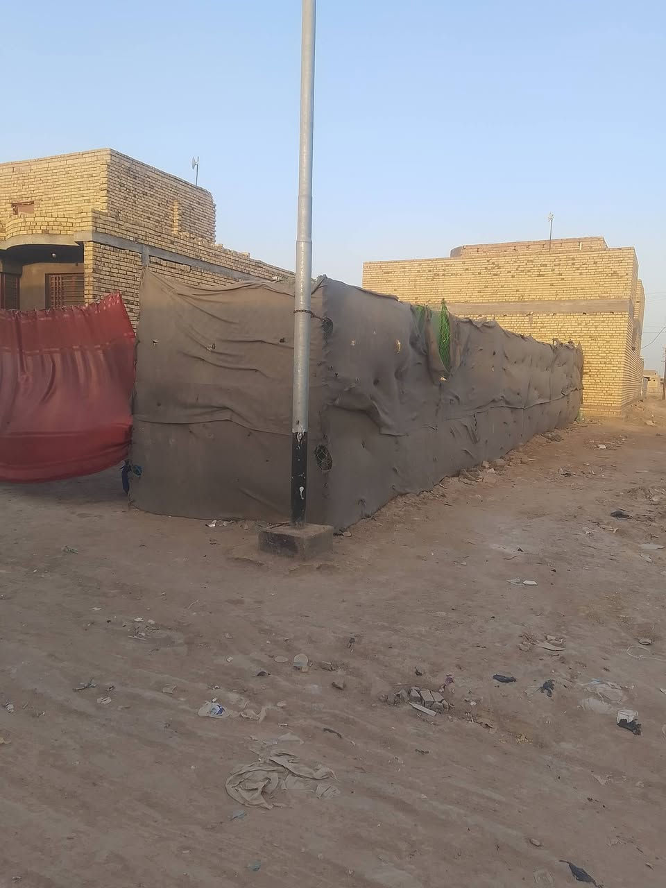 قطعه ركن للبيع حي الجوادين ركن للبيع زراعي 160متر تبعد عن الشارع العام120متر خلف قطع سبايكر ***********
