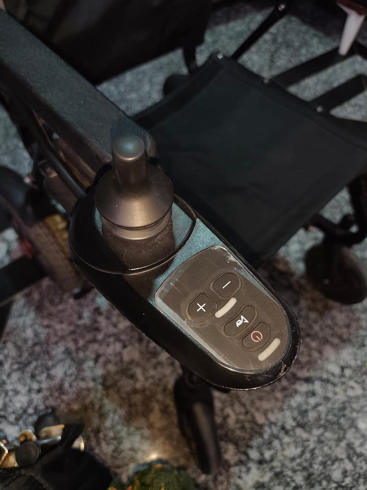 كرسي للبيع بسعر 200الف
الرقم ***********
