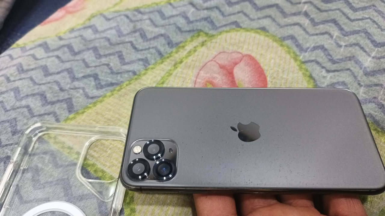 السلام عليكم آيفون 11 بروماكس للبيع الجهاز كله على الابلادي ما مبدل بي اي شي كله شركه فقط الفيس ايدي متوقف بطاريه 84 ومثل ما موضح بلتصوير السعر 300 وبي مجال تعال خاص وتدلل او ع الرقم مكاني بصره حمدان . ***********
