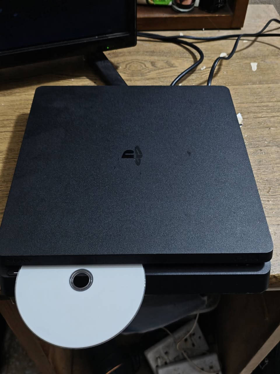 بلي ستيشن 4 سلم مع كامل اغراضة و يدة 
السعر 245 على الفحص تاخذة 
للتواصل ***********
