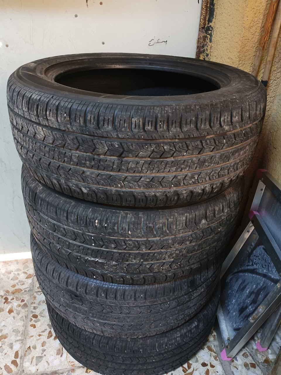 طخم تأير استعمال قليل جدا مال تاهو قياس 285/50/20 سعر 160الف عنواني البصره الحيانية اتصال او واتساب *********** Singapore
