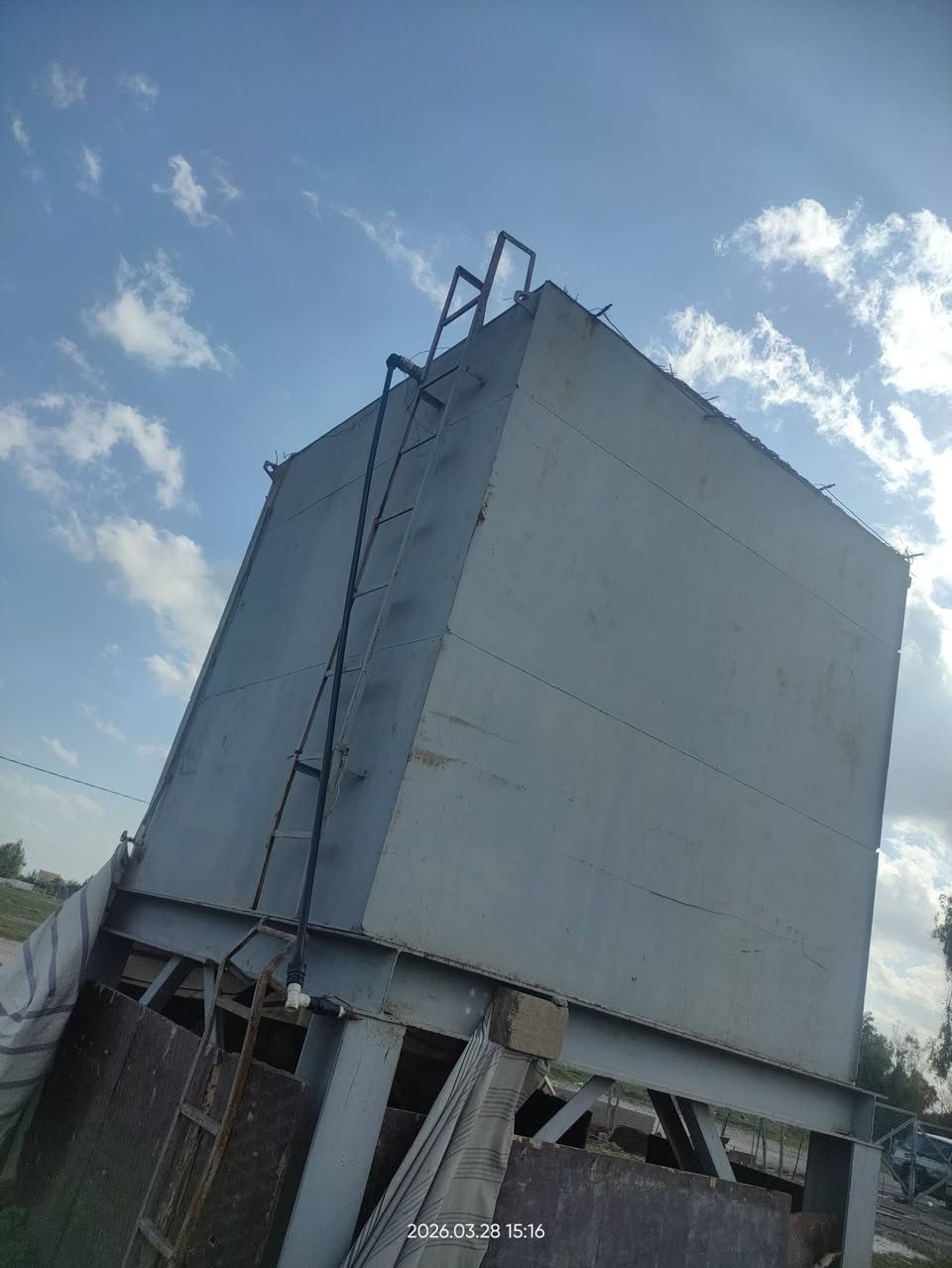 تانکی ئاسن ٢٧ هزار لیتری فرۆشتن
 ​بۆ ئەو کەسانەی بەدوای تانکییەکی ئەسڵ و زۆر قاییمدا دەگەڕێن، ئەم تانکییە بەرزترین کوالێتی هەیە و بۆ پڕۆژەی گەورە و باخ و عەمبارکردن بێ وێنەیە.
​۳ مەتر درێژی × ۳ مەتر پانی × ۳ مەتر بەرزی.
​۲۷,۰۰۰ لیتر  ئاو دەگرێت.
​ئەستووری پلێت: ٦ ملم (ئاسنی قاییم و ئەستوور).
​ژێر و بنکە: کامل "شیلمان" و قاعیدەی خۆی لەگەڵدایە (زۆر بەهێزە و پێویستی بە دروستکردنی بنکە نییە).
​کێشی گشتی: نزیکەی ٨ تەنە (ئەمەش نیشانەی ئەوەیە کە ناوەوەی بە جسر و مەقەبسا زۆر بەهێز کراوە).
​✨ بارودۆخی تانکییەکە:
​زۆر تازەیە و هیچ جۆرە ژەنگێکی نییە.
​بە شەرت، هیچ کون یان لێچوونێکی (تەقین) تێدا نییە.
​دروستکراوە بۆ کارێکی ئەسڵ و بەرگەی پەستانی زۆری ئاو دەگرێت 
​📍 شوێن: [کەلار نزیک سەناعە ]
بۆ کڕینی پەیوەندی بە خاوەنئ بکەن نرخم لا نیە من تکایە
📞 بۆ پەیوەندی: ***********
