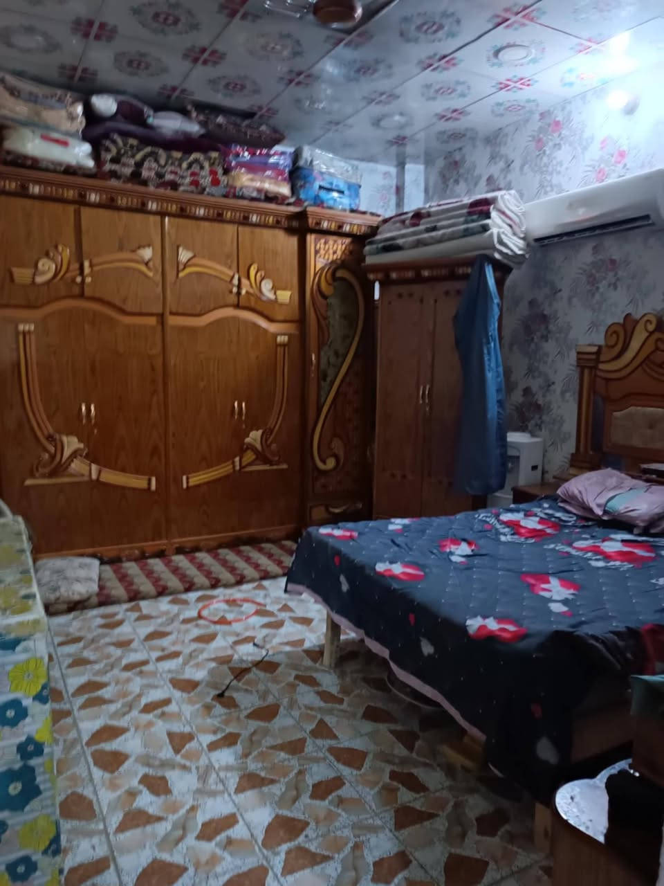 دار للبيع مساحته 140 متر دولان 2 م قريب على شارع السوك 
اساس كونكريت وبناء طابوق وسقف صب يحتوي على غرفتين نوم وصاله واستقبال ومطبخ وصحيات ومساحة كراج صغيره ارضيه كاشي بورسلين السعر 30 مليون مع المجال مراجعة مكتب ابو محمد الكريطي للعقار في حي الرحمه شارع مقرنص الكيات بلبدايه الاتصال ***********
