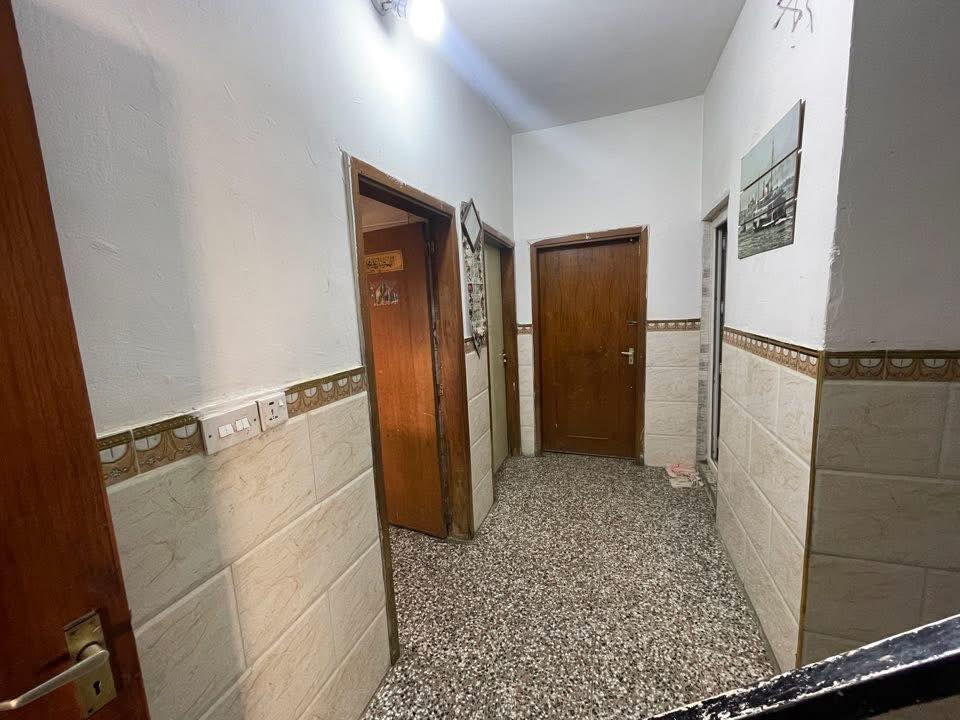 🏠بيت للبيع 🏡 *حي البساتين المدخل الاول (((الطابو صرف)))خلف مدرسهالأسوار للبنات منطقه مدخلين مدخل القناه ومدخل المقابل المحكمه الشعب . منطقه كامله الخدمات 🛠️🔆
🛑مساحه البيت 225متر 10*22/5
🛑كراج سيارتين
🛑حديقه 
🛑منور حرف Lجانب وخلف البيت مساحه 2 متر 
🛑3 مداخل مطبخ❌واستقبال❌وباب منور خلفي 
🛑الطابق الاول 
🛑استقبال 4*5 
🛑غرف عدد2  
🛑حمام3*2+غربي تواليت خارجي +داخلي 
طابق الثاني
🛑غرفتين نوم 
🛑حمام مشترك 
🛑صطح اول +صطح ثاني كبير 
❌❌❌
اضافه الى مشتمل معزول درج على الحديقه بناء حديث يحتوي على 
🛑مطبخ
🛑غرفه سويت صحيات 
⭕️⭕️
بناء 1990جدا ممتاز تم ترميمه سنه 2019 ارضيات كهرباء مجاري سيراميك حمامات بل كامل 
منطقه ممتازه وقريبه القناه انسه ازدحام وسريع محمد القاسم 8 دقاق الى مركز المدينه 
السعر وباقي الستفسارات على الرقم 
***********
