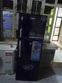 ثلاجه للبيع بسعر 200 07876560025