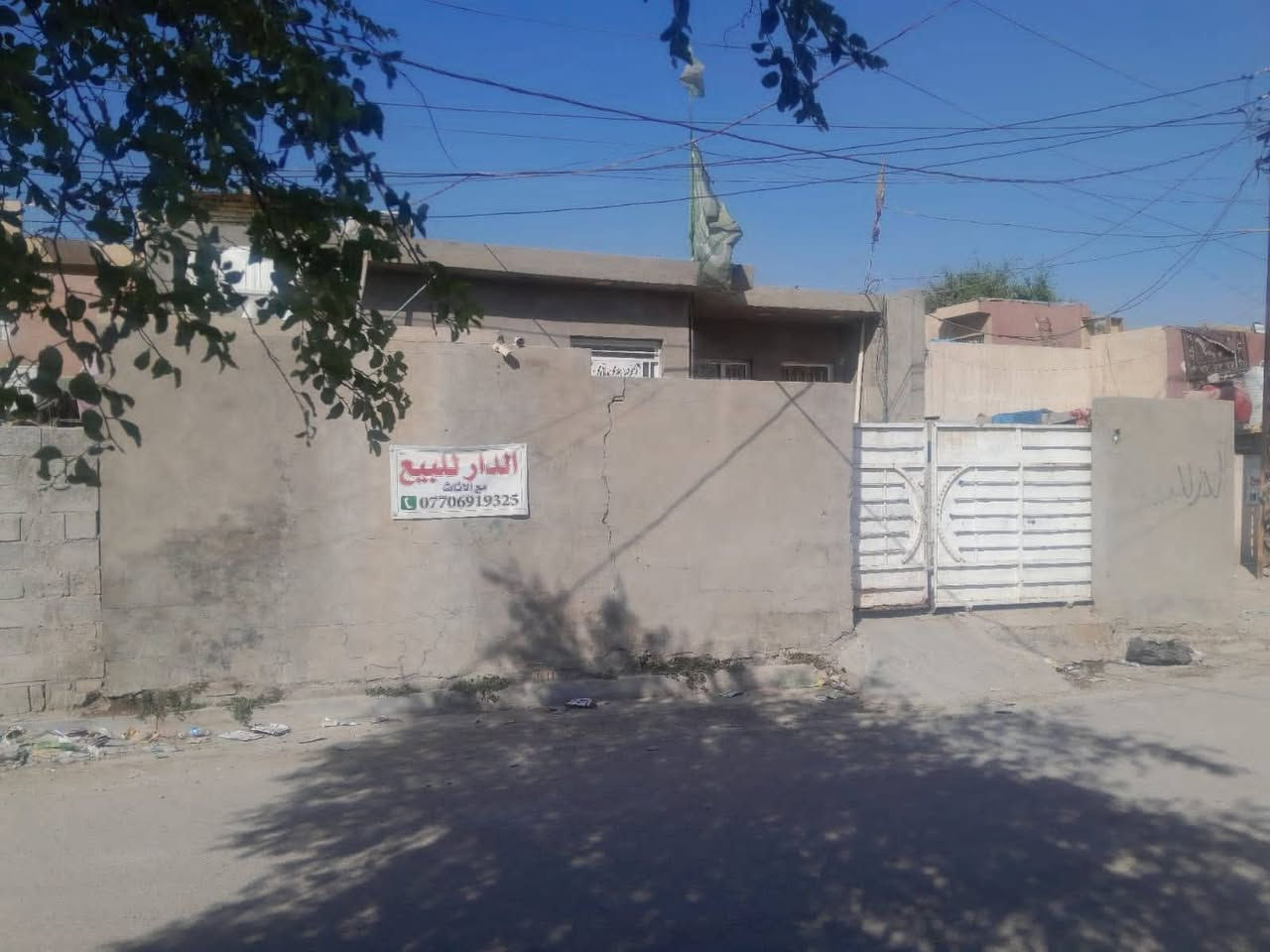 البيت طابو صرف بسمي أبناء درجه اوله حديث مع الأثاث كامل على شارع عام المساحة 175متر المواجهة 11 متر ونزال 17 متر. البيت مع الأثاث كامل 
زعفرانيه شارع المعهد قرب المنصه الهاتف صاحب البيت 
***********
واتساب
