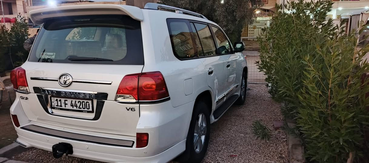 سلام عليكم
لاندكروز 2015 

للبيع خليجي فول    مكفول        نظافه 100/100 

مواصفات 

تحكمات ستيرن 

فتحه بسقف سلايد 

تشغيل بصمه 

شاشه كبيره كامره خلفي  

كشافات امامي 

مكينه 6 ممتازه جدا 

داخل نظيف جدا  بواضع لوكاله 

سياره جاهزه من كلشي 

   (خاليه من العيوب والخدوش )

مكاني كربلاء 
*********** شركة ساز
