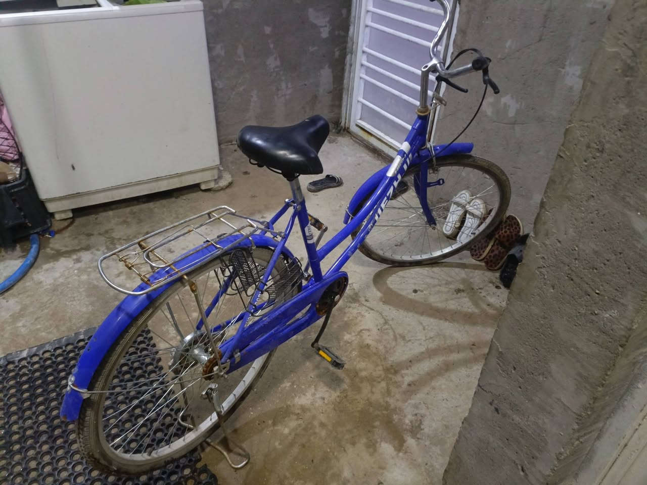 سلام عليكم بايسكل للبيع بايسكل جديد شخط مابي العنوان بغداد الزعفرانيه رقم فقط واتساب***********السعر 60وبي مجال حك الجيه 🤍
