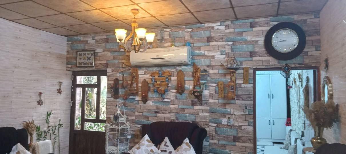 ەم خانووە بۆ فرۆشتن لە بەکرەجۆ
ڕووبەری خانووەکە 200 مەترە و ڕووی ڕۆژهەڵاتە وبیرێکی باشی تیایە
خانووەکە لە شوێنێکی باشدایەو هەموو خزمەت گوزاریەکی بۆ کراوە نزیکی دوکان وبازاڕ و مزگەوت و قوتابخانەیە
موڵکەکە دووخانووی 5بە 20 تیا دروست کراوە
کەهەریەکەیان پێکهاتووە لە دوو نهۆم نهۆمی یەکەم بریتیە لە مەتبەخ و میوان نوستن و موشتەمەلات ونهۆمی دووەم بریتیە لە دوو ژوور و موشتەمەلات
نرخی ئەم موڵکە 8 دەفتەر و نیو معامەلەیە
بۆ زانیاری زیاتر پەیوەندی بکەن بە نووسینگەی نوێ بوونەوە 
***********
