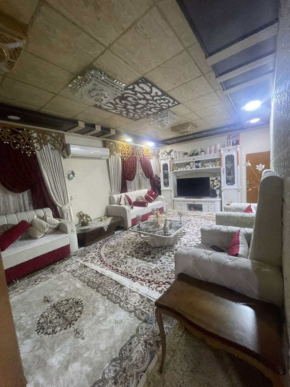 دار للبيع طابو ملك صرف بأسم شخص واحد

الدار جداً نضيف ويُباع بسعر قطعة ارض
♦️المساحة 400 متر واجه 20 متر

♦️الموقع كركوك واحد اذار قرب الفلكة 

بناء 2006 شارع 12 متر 

يحتوي الدار
الطابق الأول  ع حديقة وكراج واستقبال و3 غرف نوم ومطبخ وصحيات مع سرداب غرفة وحدة مخزن

طابق ثاني غرفتين نوم وصاله وصحيات 

💵💵السعر ع الأتصال لطفاً 💵💵

 1- التعامل يكون مع صاحب العقار الشرعي
2- المكتب  وسيط بين الطرفين ولحفظ الأجراءات  القانونية والتأكد من صحة العقار قبل تسليم اي مبلغ بأشراف قانوني 
——————
3- الرقم الخاص بالمكتب للأتصال ***********
—————
4-موقع   المكتب كركوك حي الواسطي 
سايدين العمارة الخضره مقابل شقق الغاز               ومجاور دكتورة سلوى البياتي 
 🏦مكتب سُلطان العقار 🏦 
 بأدراة أستاذ سيف 
 للأتصال ***********
✅نستقبل جميع عروضاتكم السكنيه والتجاريه في كركوك 💯والترويج لها عبر الصفحه الخاصة بالمكتب
للأستثمار والتطوير العقاري  معنا نحو الأفضل المكتب مجاز من غرفة تجارة ونتعامل بأشراف قانوني
