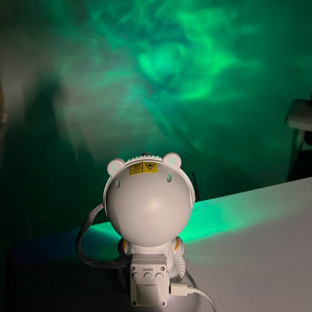 هذا بروجكتر إضاءة على شكل دمية لطيفة، يوفر تأثيرات ضوئية مذهلة تضيء الغرفة بألوان متعددة وبتصاميم مختلفة مثل النجوم والسحب. مثالي لتحويل أي غرفة إلى فضاء مبهر أو لإضفاء جو مريح وممتع لجلسات الاسترخاء أو المناسبات الخاصة. تصميمه جذاب وسهل الاستخدام ويمكن وصله بالكهرباء.