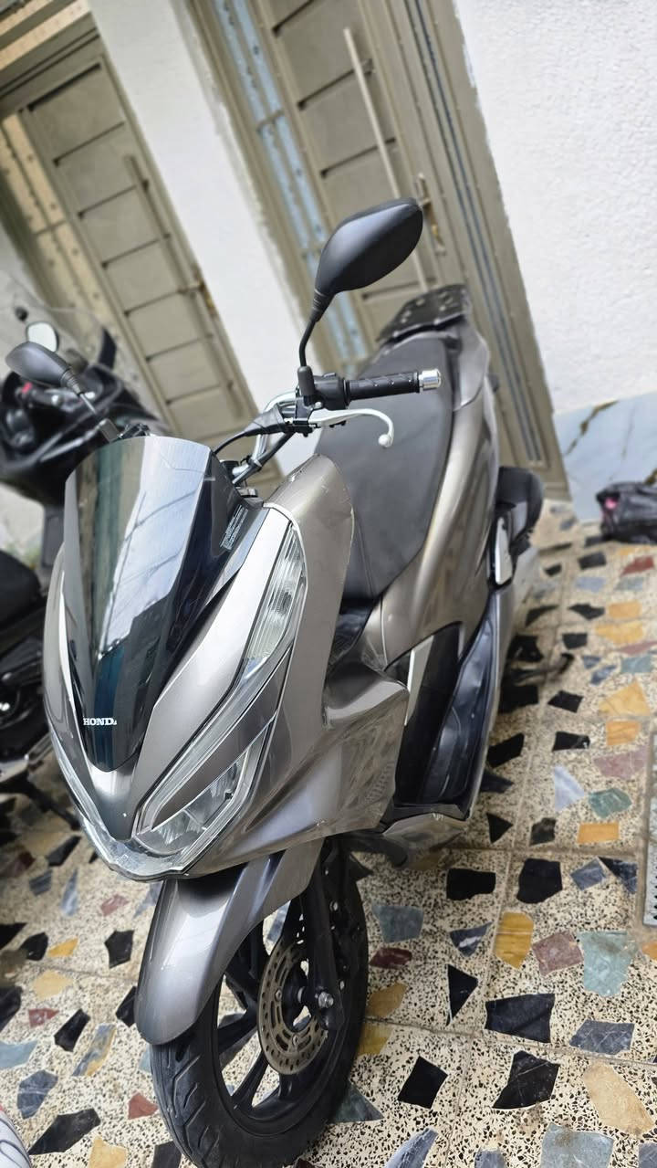 السلام عليكم  .  شباب PCX جيل الثالث ياباني موديل 2020  للبيع 
الدراجه مكفوله كفاله عامه كله شغاله حساس زدحام و ستان كهربائي كله شغاله ماشيه 42 الف حقيقي لون فيلي صدفي لون مميز مكينه 125cc .  ياباني  .
مكاني بغداد مدينة الصدر السعر على الاتصال او خاص 
رقمي ( *********** )
