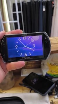 PSP GO نظيف جدا  مهكر ومليان العاب  ويا شاحنه وحافظة وسماعة  اكتب رقم ...