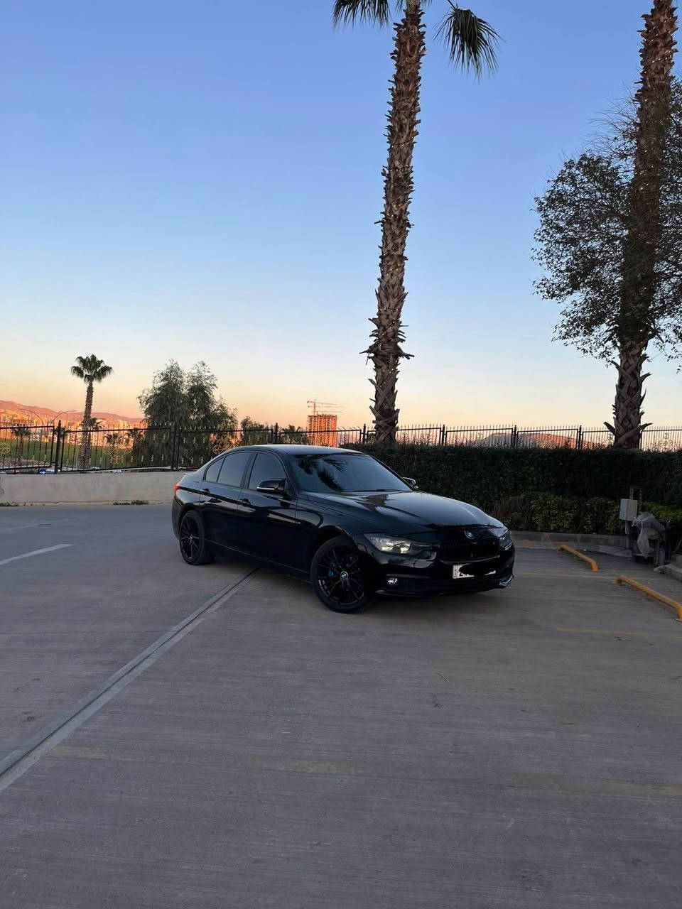 BMW2015 
بيئم ٢٠١٥ ٣v توين توربو ✈️
حجم ٣١٨ 
حساس 
كاميرا 
كشن هيتر 
٨ نمر كير 
محرك اب شرط 
كير اب شرط 
صبغ بي قطعيتن بدون دواخل بدون ايربك
بجم امامي وخلفي كبس 
٤ تايرت جديد 
رقم وسنويه جديدا الئ ٢٠٣٠ 
السعر ١٣٧ ومجال 
*********** دهوك, العراق
