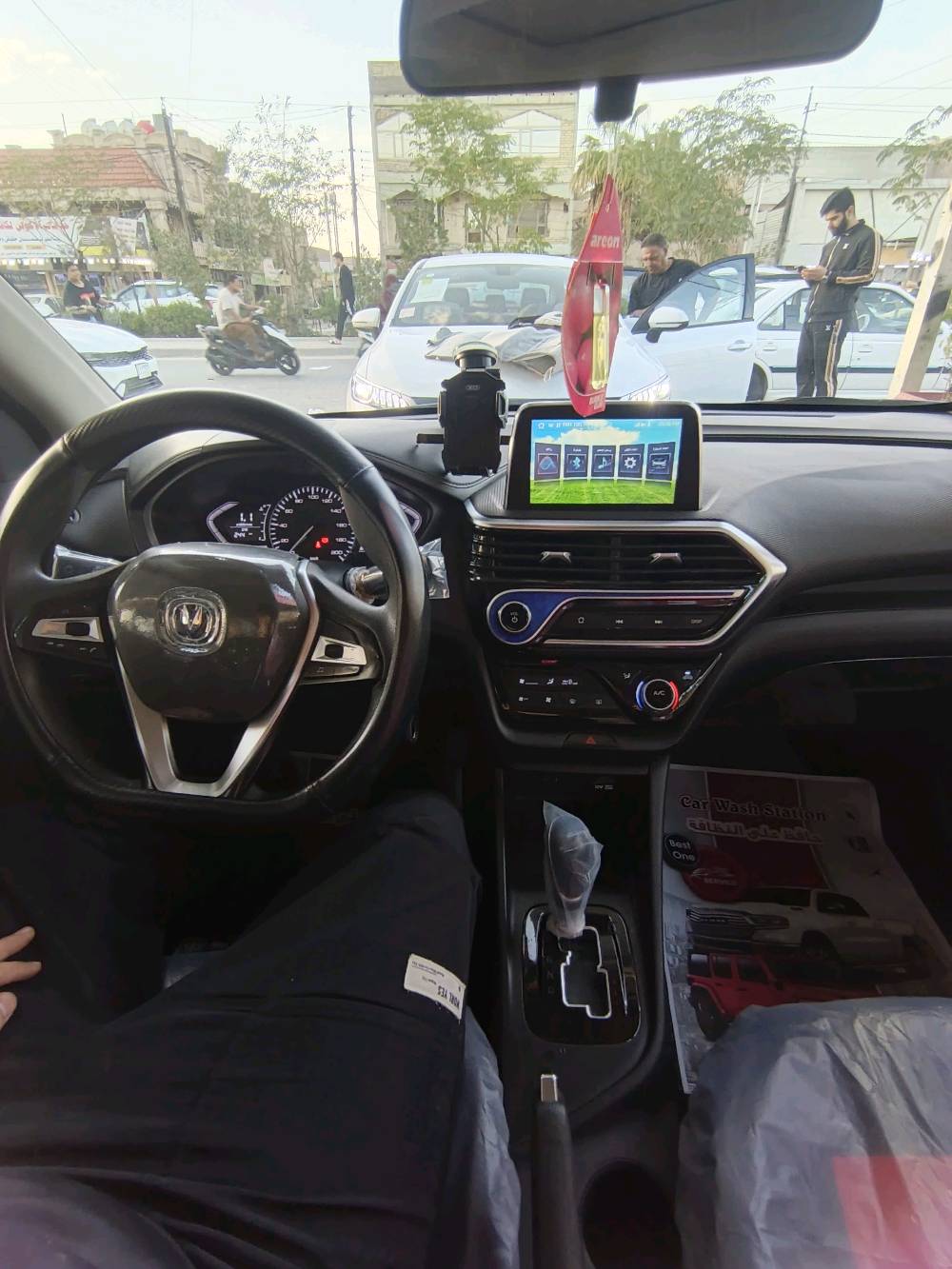 
ما هو الموديل والسنة بالتحديد لهذه السيارة؟: 
شانجان السفن 2024
كم المسافة التي قطعتها السيارة (عدد الكيلومترات)؟: 
88000
ما هي الحالة العامة للسيارة (هل فيها أي خدوش أو ضرر)؟: 
فيها ضرر بسيط جدا بل دوسة 
ما هو موقع البائع بالتحديد في العراق؟: 
بغداد الكرخ البياع مواصلات الشرطة الرابعة
هل يوجد مجال للتفاوض على السعر؟: 
نعم 