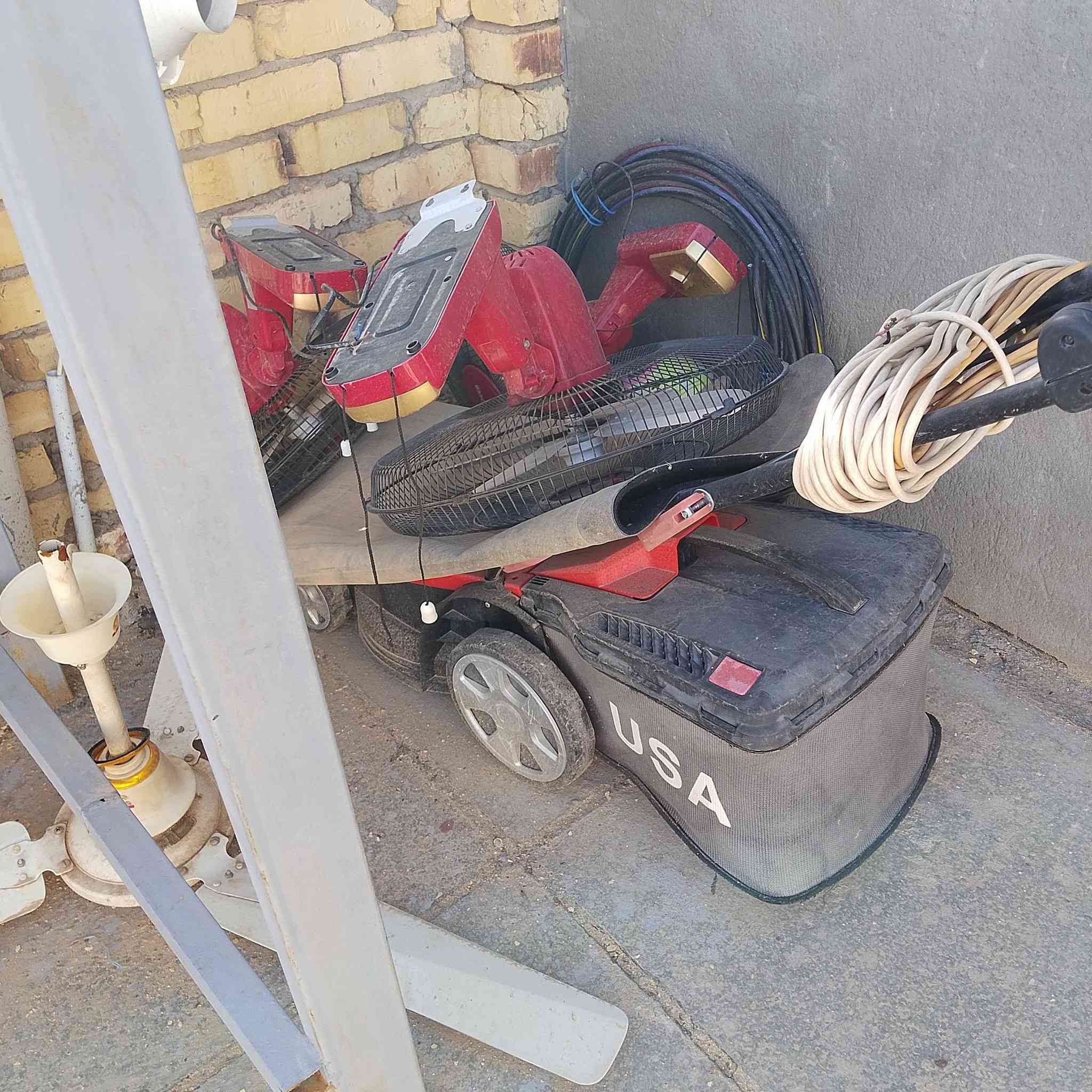 سلام عليكم من رخصه صاحب الكروب غراض مستعمله للبيع المبردات 2 جدد نظاف مشتغلات شهر وحده ام دكت كلمن سعره اتصل وبيك خير ودلل مكان حله ورديه داخل قرب الامام سيد موسى *********** واليردهن كلهن يدلل
