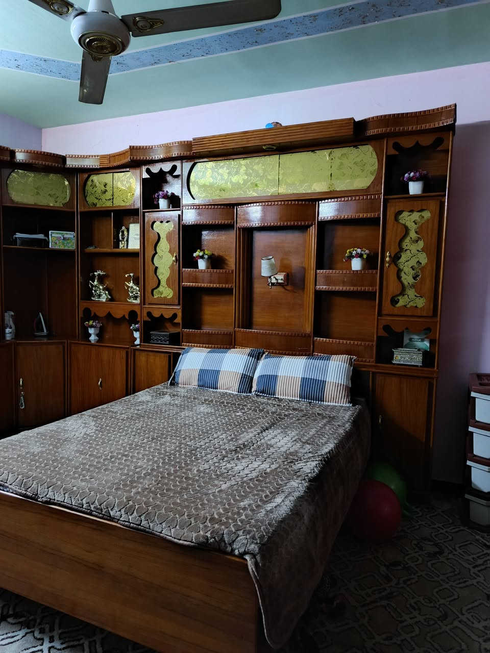 السلام عليكم
چربايه وميزها ودوشك +زاويه +كومدي+ ديوان
السعر 500 وبيها مجال 
المكان فلوجه قرب جسر الثالث
***********
***********
