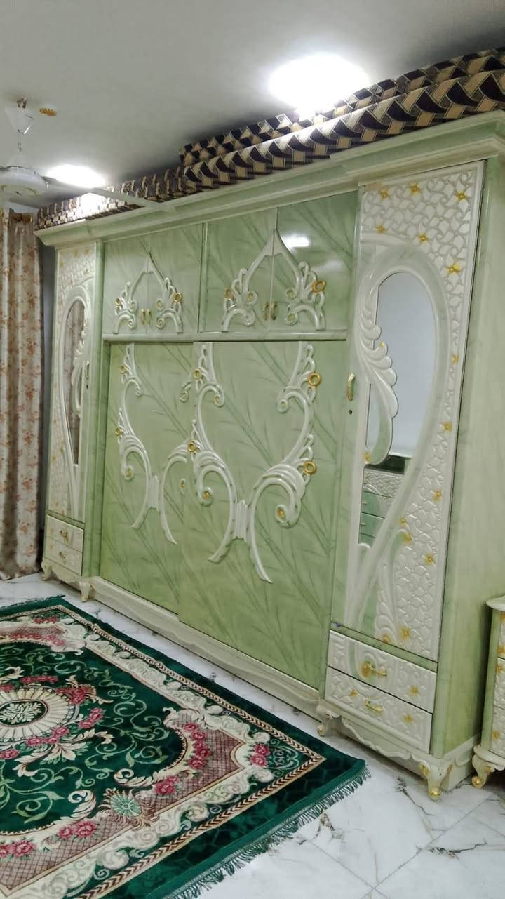 غرفة أخشاب للبيع استعمال قليل شغل عراقي  مو تركي نقص فقط التاج  السعر مليونين وبيها مجال العنوان أبو غريب  للإستفسار واتساب  ***********
