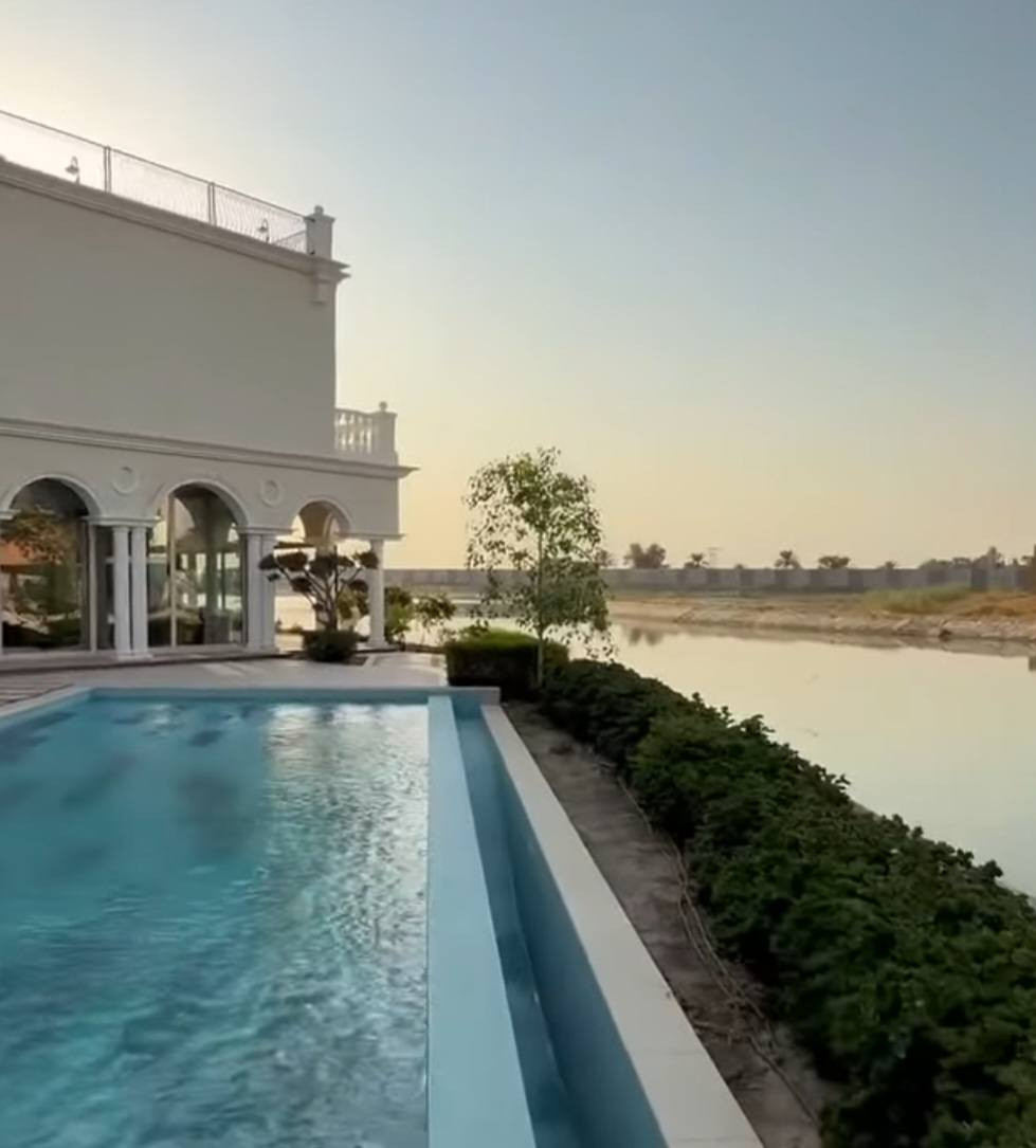 أستثمر أو أسكن مع عائلتك في أول منتجع سكني بأجواء سياحية بخدمات سياحية في قلب بغداد 
متواجدين في مركز  المبيعات داخل المشروع 

لزيارة المشروع 
أحجز موعد لزيارتك على الأرقام التالية: - 
***********
***********
