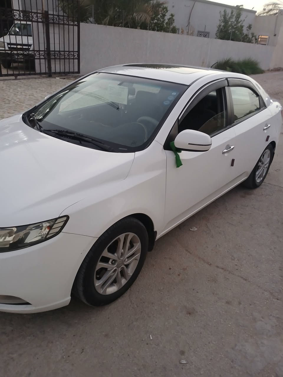 سيراتو   2011 مكفوله من الضربه وصبغ 
فول موصفات فتحه بصمه 
حداديه قبل سبوعين مسويه 
مكينه جديده كير جديد رقم شمالي نكليزي السعر 115 بيه مجال رقم موبايل *********** بي وتساب
