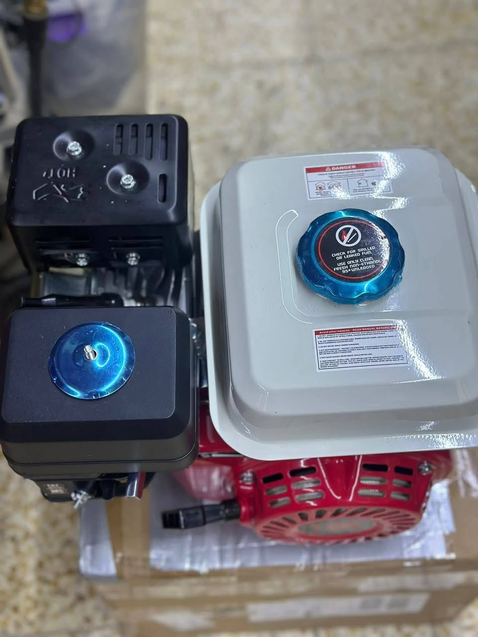 السعر  90 الف دينار 
محرك بنزين رباعي الأشواط بقوة 7.5 حصان (أو 5.1 كيلوواط). تُعرف هذه المحركات عمومًا بأسماء طرازات مثل ZT210 أو 170F/170power وتستخدم على نطاق واسع في المعدات الصناعية والزراعية. 
تفاصيل المنتج
تتميز هذه المحركات بتصميم صمام علوي (OHV) يوفر كفاءة محسّنة في استهلاك الوقود وانبعاثات أنظف. 

القوة القصوى: 7.5 حصان (5.1 كيلوواط) عند 3600 دورة في الدقيقة.

الإزاحة (السعة اللترية): حوالي 210 إلى 224 سم مكعب.

نوع المحرك: أسطوانة واحدة مائلة بزاوية 25 درجة، رباعي الأشواط، عمود أفقي، ومبرد بالهواء القسري.

سعة الوقود: خزان بسعة 3.6 لتر.
سعة زيت المحرك: 0.6 لتر.

ميزات إضافية:
نظام حماية من انخفاض مستوى الزيت يوقف المحرك تلقائيًا لمنع التلف.
عمود مرفقي من الحديد المطروق وبطانة أسطوانة من الحديد الزهر لزيادة المتانة.
نظام إشعال مغناطيسي ترانزستوري موثوق. 
التطبيقات الشائعة
يُستخدم هذا النوع من المحركات بشكل شائع كبديل للمحركات القديمة في مجموعة متنوعة من الآلات، بما في ذلك: 
عربات الكارتينج (Go-karts).
مولدات الطاقة.
مضخات المياه.
ضواغط الهواء.
آلات الحراثة الصغيرة.
غسالات الضغط (الضغط العالي).
اتصل واتس ***********
 اب او ادخل خاص
