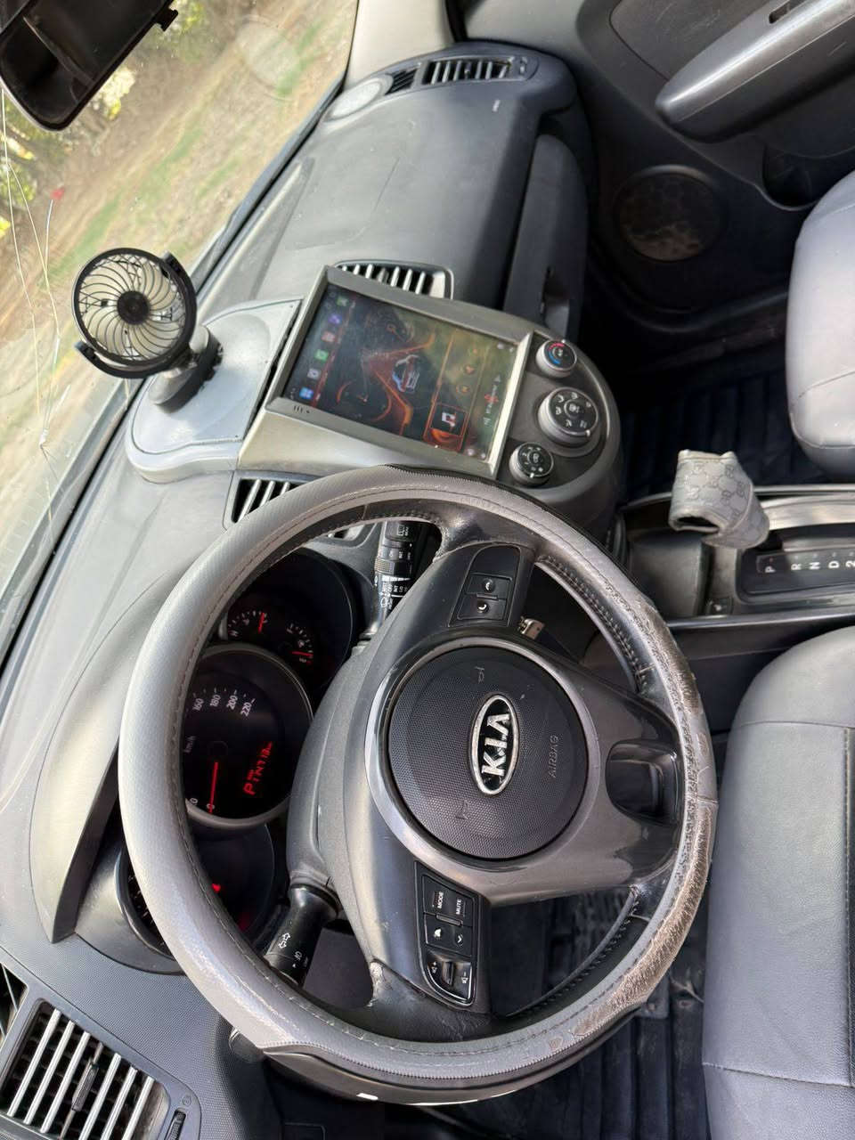 سلام عليكم 
كيا صول 2009
خليجي محرك 2000
دوش رقم بغداد مكان السياره كربلاء 
***********
*********** وات ساب
