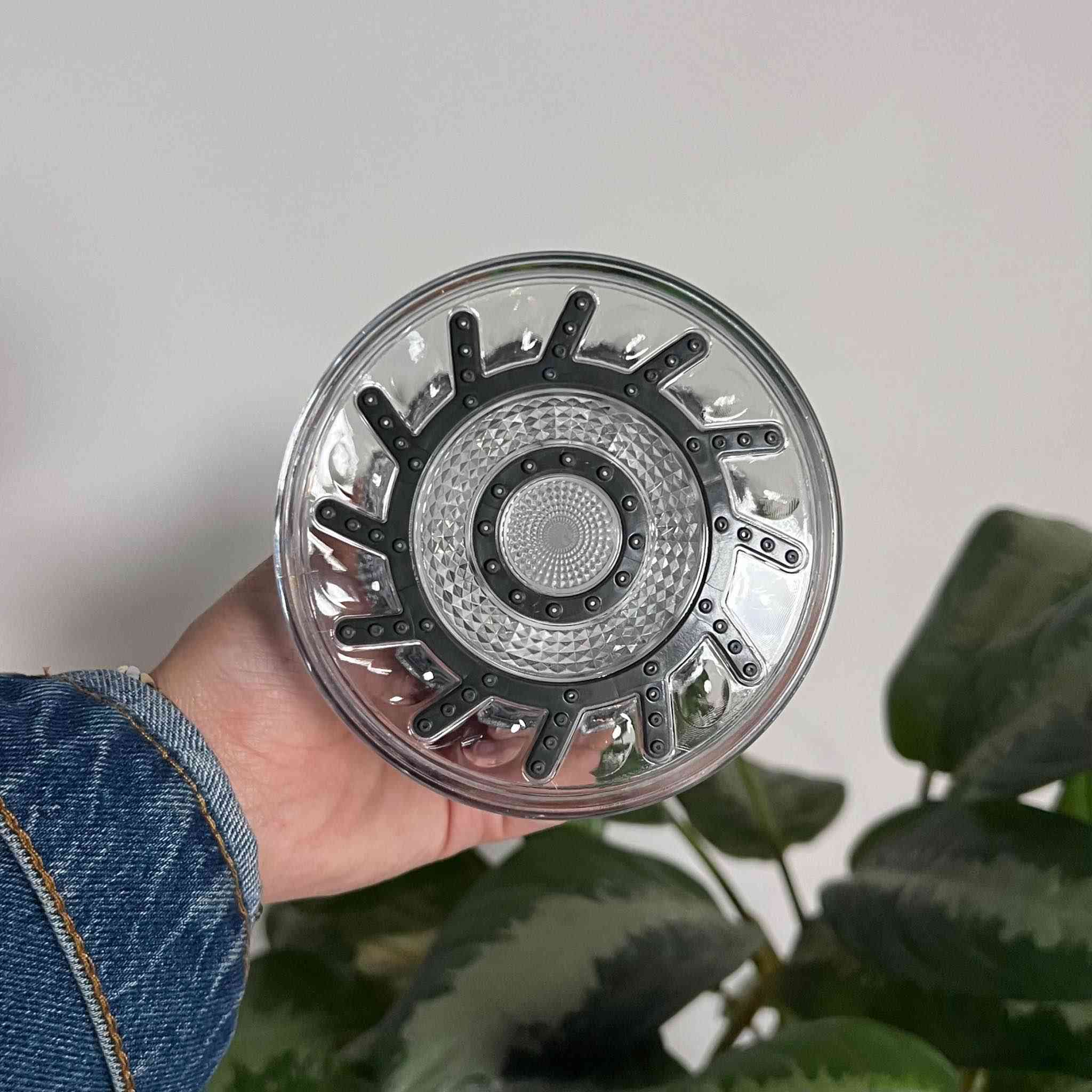 رأس دش LED الاصلي متغير الألوان حسب درجة حرارة الماء – موديل YC8515

• رأس دش مزوّد بإضاءة LED تتغير تلقائياً حسب درجة حرارة الماء لتمييز الحرارة بشكل بصري واضح أثناء الاستحمام.

• يتغير لون الإضاءة وفق درجة الحرارة:
 • أقل من 25° مئوية: أزرق
 • 26–35° مئوية: أخضر
 • 36–45° مئوية: أحمر
 • أكثر من 45° مئوية: أحمر وأزرق وامض

• تصميم دائري مع توزيع متناسق لفتحات تدفق الماء.

• نوع المنتج: رأس دش بإضاءة LED
• آلية تغيير اللون: حسب درجة حرارة الماء

• نطاقات الحرارة والألوان:
 • <25°: أزرق
 • 26–35°: أخضر
 • 36–45°: أحمر
 • 45°: أحمر وأزرق وامض
السعر ١٦ فقط الاصلي بغداد, العراق


**إذا كنت صاحب هذا الإعلان وتريد حذفه لأي سبب، رجاءا أرسل رسالة إلى الدعم الفني**