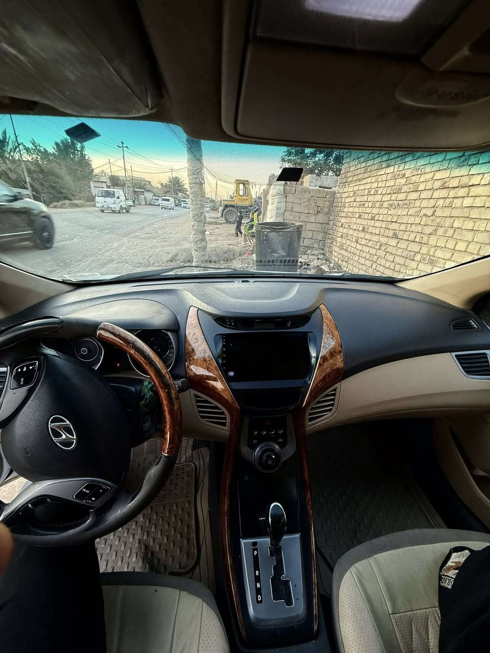 النترا 
2014 فوول مواصفات
عدا البصمه
محرك 1800 
السياره بيها بوارد
وباب السايق مبدل 
حادثه بلجنطه وبيها تعمير ب الحوض 
السياره محركها مفتوح وكيرها جديد 
السياره ب 108 وبيها مجال قليل حك الجيه 
السياره مكانها بابل
***********
