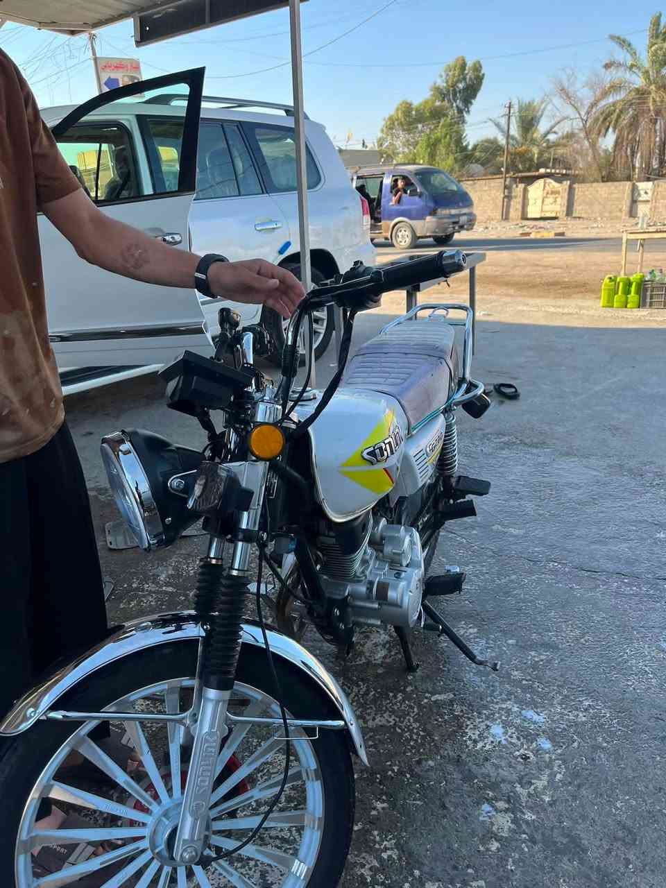 سلام عليكم دراجة أيراني للبيع موديل 25  دراجة كفالة عامة برغي ما مفتوح بيهة محرك200 لا نضوح لا تبخير لا تنقيص اوراقهة موجودة مكاني بغداد البياع اي ستفسار *********** بي واتساب متواجد خاص
