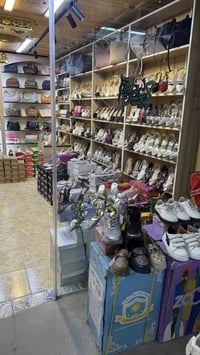 محل احذية وجنط • شارع البلدية • مجاور ازياء جمانه