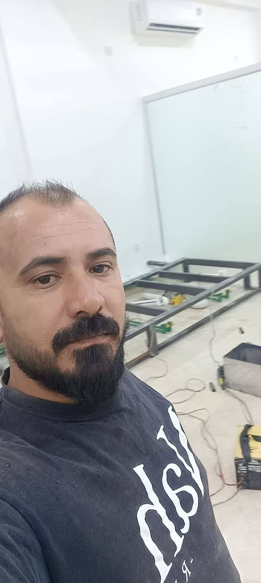 سلام عليكم حداده عامه متنقل صنع كرفانات غرف منزليه باحدث التصاميم وحسب رغبه بسعار تنافسيه شامل باب وشباك عمل جملونات عمل مطاعم متنقله عمل قمريات بيبان شبابيك كافه انواع الحداده للاستفسار الاتصال على الرقم ***********
