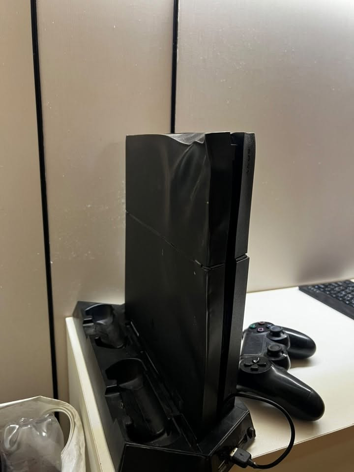 السلام عليكم 

بلي فور اخر نظام لا مفتوح ولا مهكر الستيكر مال قفل تم فتحه بلمنزل علمود تنظيف المراوح الجهاز بس الكفر الخلفي مايع شويه ما مأثر على عمل الجهاز 
القارئ الأقراص مالته موزين يعني القرص تحاول بي ياله يقرأ 
ف يحتاج تبديل عدسه فقط 

وويا أنطيك قرص أنشارتد وجوستيك واحد والاستاند الخاص بلجهاز

سعره : 175 الف وبي مجال
للتواصل ***********
مكاني بغداد البياع
