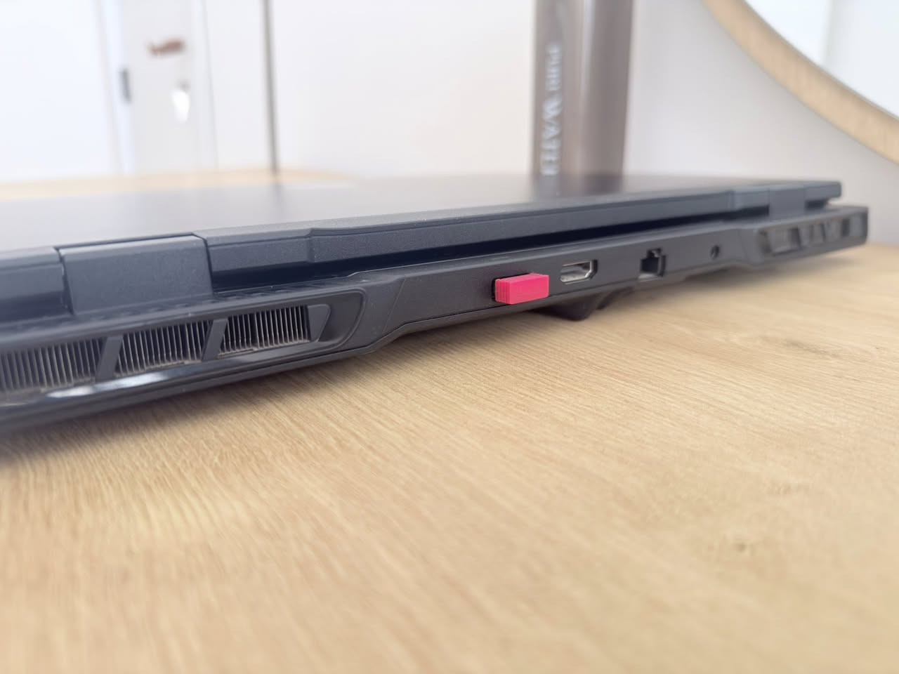 للبيع لابتوب ألعاب قوي – MSI Pulse 17 AI C1V (إصدار الذكرى الـ20)
لابتوب ألعاب قوي جداً بحالة ممتازة، استخدام قليل.
الجهاز نسخة خاصة من إصدار الذكرى العشرين للابتوبات MSI (20th Anniversary Edition).

المواصفات:

* الموديل: MSI Pulse 17 AI C1V
* المعالج: Intel Core Ultra 9 185H
* كرت الشاشة: NVIDIA GeForce RTX 4070 ‏8GB
* الرام: 32GB DDR5
* التخزين: 1TB NVMe SSD
* الشاشة: 17 بوصة
* دقة الشاشة: QHD+ (2560×1600)
* تردد الشاشة: 144Hz
* نظام التشغيل: Windows 11
* لوحة المفاتيح: عربي / إنكليزي

حالة الجهاز:

* استخدام قليل جداً
* نظيف جداً ولا توجد مشاكل
* الأداء ممتاز للألعاب والبرامج الثقيلة

الملحقات:

* الكرتون الأصلي
* شنطة MSI الأصلية الخاصة بالجهاز
* ماوس

مميزات الجهاز:

* إصدار خاص بمناسبة 20 سنة من لابتوبات MSI
* مناسب للألعاب الثقيلة والتصميم والمونتاج والبرمجة

السعر 3مليون دينار عراقي

للتواصل على الرقم الخاص ***********
