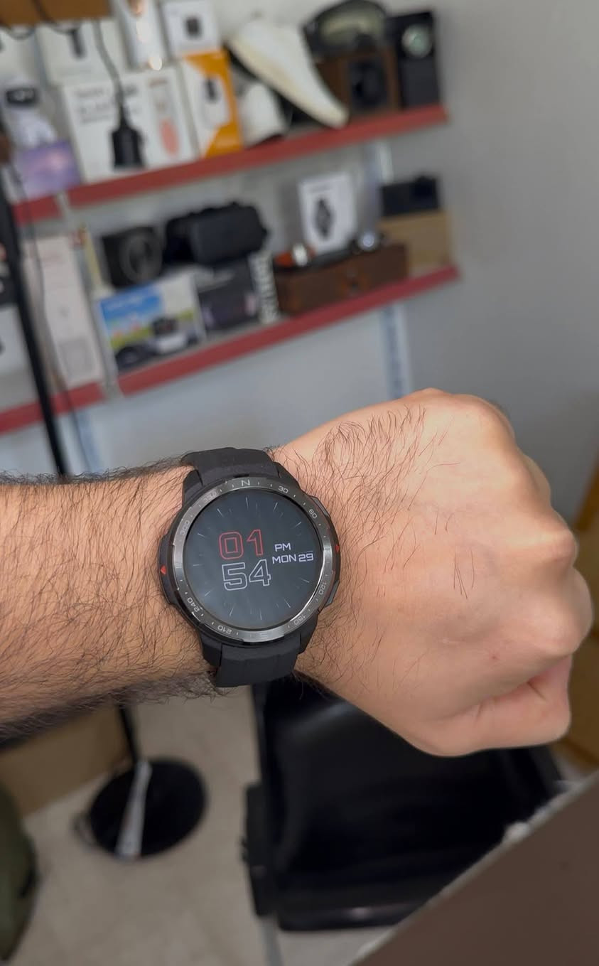 هذا المنتج هو علبة ساعة Honor Watch GS Pro الذكية، وهي ساعة رياضية متينة مخصصة للاستخدام الشاق والأنشطة الخارجية.💡 أبرز مواصفات الساعةالشاشة: من نوع AMOLED بحجم 1.39 بوصة.البطارية: قوية جداً تصمد حتى 25 يوماً في وضع الاستخدام العادي.المقاومة: حاصلة على 14 شهادة عسكرية (MIL-STD-810G) لمقاومة الظروف القاسية كالحرارة والصدمات.الميزات الرياضية: تدعم أكثر من 100 وضع رياضي وتتبع مسار العودة (Route Back) عبر الـ GPS.الصحة: مراقبة نبضات القلب المستمرة، قياس الأكسجين في الدم (SpO2)، وتتبع النوم والإجهاد.الاتصال: تحتوي على ميكروفون ومكبر صوت لإجراء واستقبال المكالمات عبر البلوتوث.
مكاني /بغداد الشعب /نهايت / الفورتات / //// السعر (100) وبيها مجال  
*********** اتصل واتساب 
*********** اتصال واتساب
