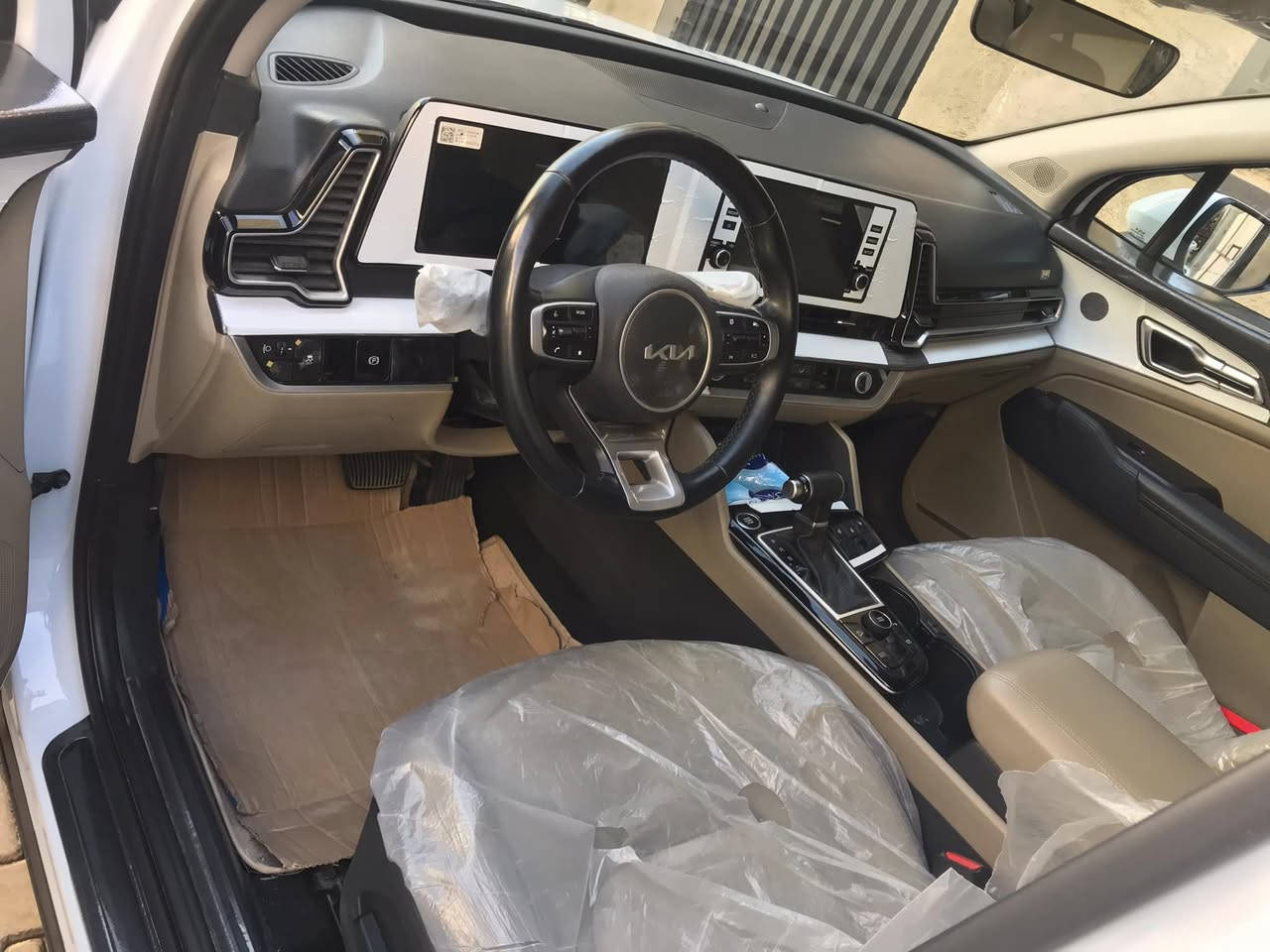 السلام عليكم سبورتج 2023 ماشيه 32 الف السياره مكفوله وجديده والموصفات مذكوره بالصور *********** للاستفسار
