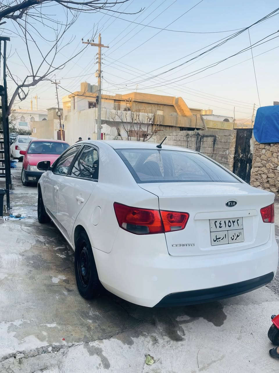 السلام علیكم
سیڕاتۆ  مۆدیل ٢٠١٢ 
گێر عادی
٧ گێر مه‌رغوب 
سه‌نه‌وی تا نزیك ٢٠٢٧ 
گێر مه‌كینه‌ ته‌بریت سارد وگه‌رم به‌شه‌رت
توند وتۆڵه‌
مه‌كینه‌ نه‌كرایته‌وه‌
٣ پارچه‌و نیو بۆیاغه‌ بێ ناوگرتن
***********
