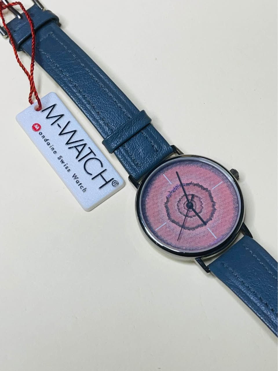 ساعة يد M-Watch Swiss Quartz. تتميز هذه الساعة بتصميم فريد للمينا يشبه المقطع العرضي لجذع شجرة باللون الوردي
تفاصيل المنتج
علامة تجارية سويسرية تابعة لمجموعة Mondaine.
الحركة (الماكينة): كوارتز سويسرية دقيقة.
نظافه الساعه تامه السعر ٦٥ الف بغداد, العراق


**إذا كنت صاحب هذا الإعلان وتريد حذفه لأي سبب، رجاءا أرسل رسالة إلى الدعم الفني**