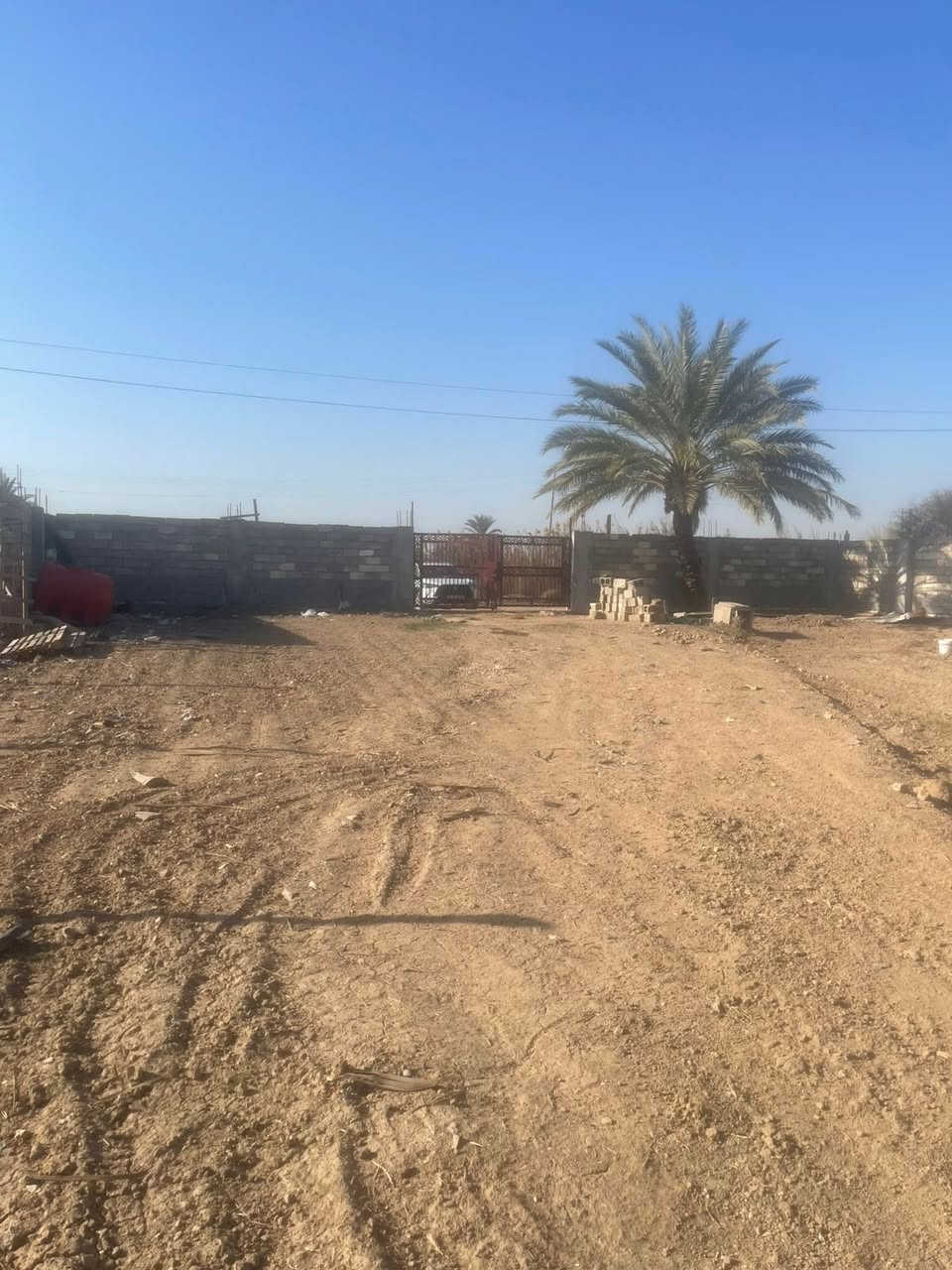 سلام عليكم 
مزرعه للبيع🌾 
المكان بغداد الطيفيه 📍
المساحه دونم ونص 200متر 
مسيج بيرسي واجه بلوك 
الوجه 23ونص 
النزال 188
صنف العقار طابو ملك صرف  
الرقم *********** ابو علي 
***********علي 
متواجد على لانترنت
