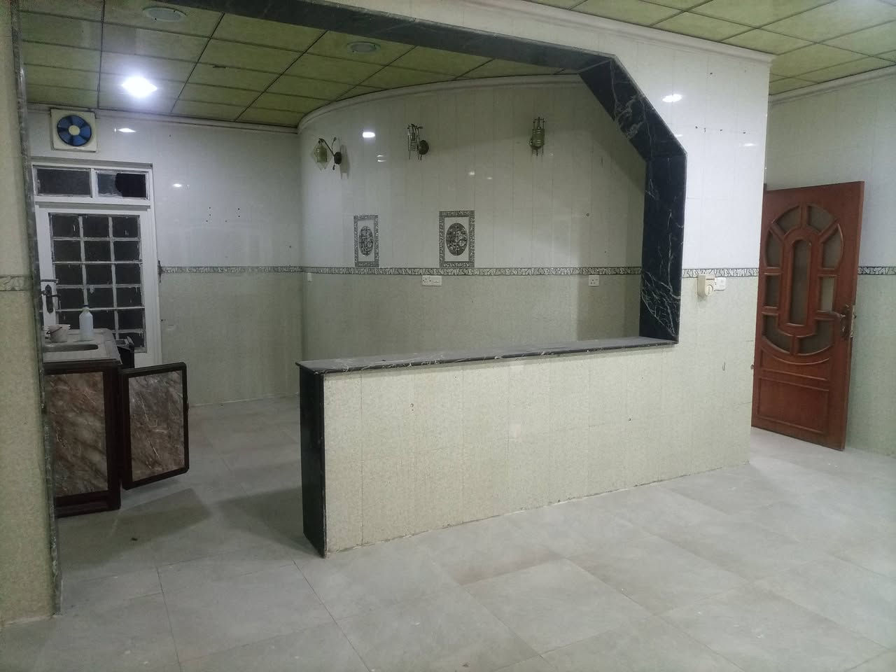 دار البيع بحي 17 تموز الاقتصاديين قريب عل شارع العام المساحه 250متر بل سند واقع حال 308 وجهه 10 الدار طابقين 6غرف نوم عنوان مكتب إطلالة الأوس بحي 17 تموز بسايدين الاقتصاديين الاتصال على الرقم التالي أو الواتس ***********
