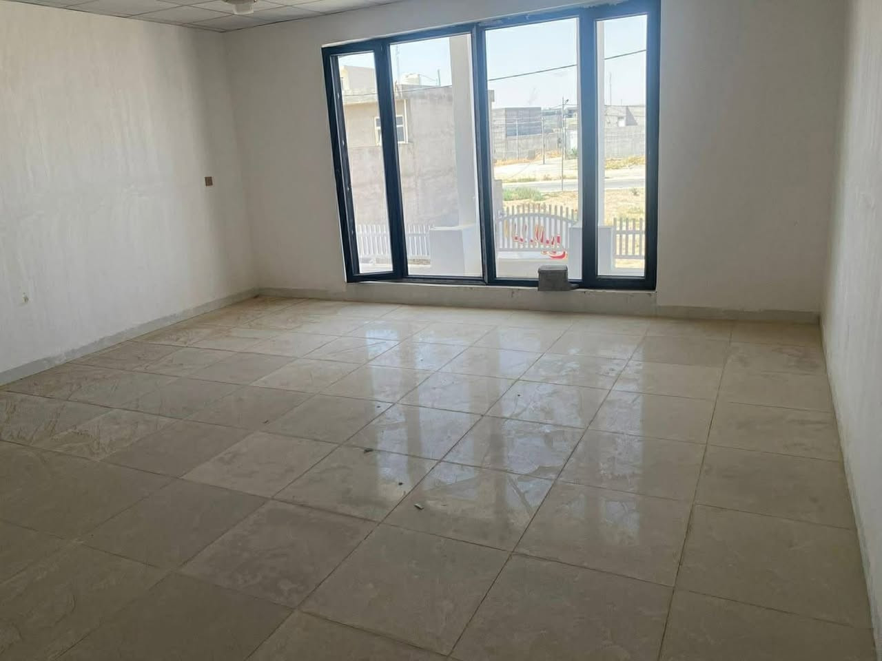 📍 العنوان: مجمع الشكرجي
🏠 بيت للبيع مساحة 120 متر — بناء حديث جديد  
📐 الواجهة 6 متر × النزال 20 متر  

🔹 تفاصيل البيت:  
▫️ مطبخ بارد + مطبخ حار معزول  
▫️ استقبال مفتوح على الهول والدرج  
▫️ مجمع صحيات  
▫️ غرفة نوم كبيرة بالطابق الأرضي  
▫️ الطابق الثاني يحتوي على غرفتي نوم كبار مع بيتونة  

💸 السعر: 68 مليون وبيه مجال قليل  

📞 للاستفسار: 0770506


**إذا كنت صاحب هذا الإعلان وتريد حذفه لأي سبب، رجاءا أرسل رسالة إلى الدعم الفني**