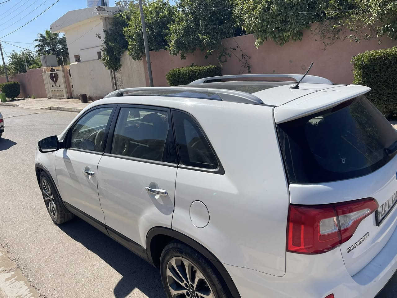 سورنتو موديل 2013
فول موصفات
وبيها بنيد مصبوغ ورصعات خفيفه
السعر ١٨٥$وبيها مجال 
مكان سياره الانبار فلوجه 
***********
