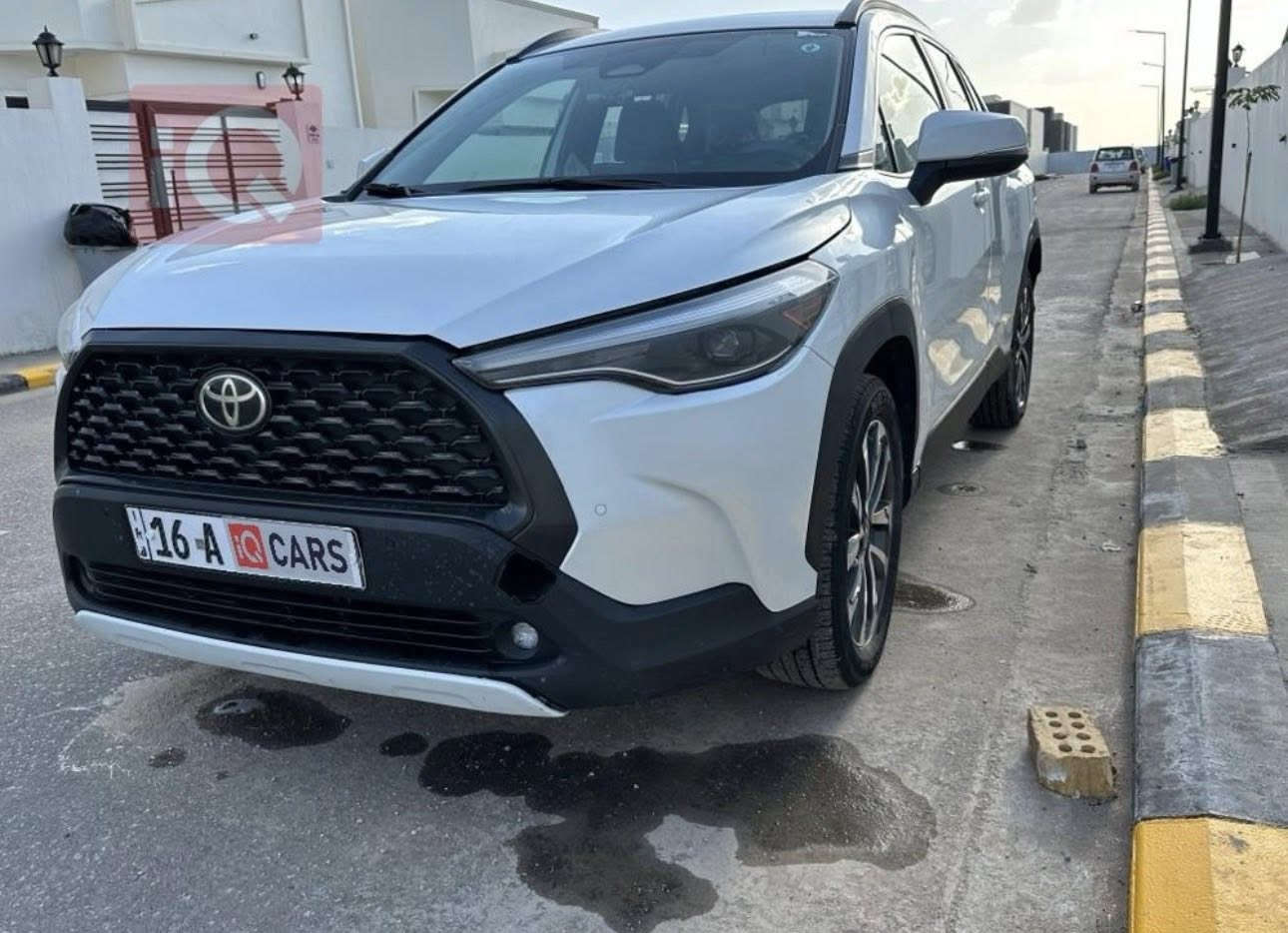 كورولا كروس 2023 للبيع  
(وارد أمريكي - فئة XLE)  

📍 المكان: محافظة الديوانية
🔷 موديل: 2023  
🔷 المسافة المقطوعة: 45 ألف ميل  
🔷 المحرك: 2.0 لتر - 4 سلندر بنزين اقتصادي وقوي  
🔷 نظام الدفع: أمامي (FWD)  
🔷 وارد: أمريكي  

🤍 لون السيارة: أبيض صدفي  
🔷 فئة المواصفات: XLE  

🔐 تشغيل بصمة + تشغيل عن بعد  
📡 رادار أمامي + نظام التحذير من الاصطدام  
📷 كاميرا دوّارة
📱 شاشة عرض وسطية مع نظام خرائط / Apple CarPlay  
🪑 مقاعد جلد  
🎨 لون الداخلية: رصاصي  
🔥 تدفئة مقاعد  
🧑‍✈️ مقعد السائق تحكم كهربائي  
🚪 باب خلفي كهربائي (Trunk)  
🔌 3 منافذ شحن Type-C  
👥 5 مقاعد مريحة  
🎛️ تحكم ستيرن  
🚗 مثبت سرعة  
🛣️ نظام المحافظة على المسار  
⚠️ تنبيه قبل التصادم  
🛑 سايد بريك إلكتروني Auto 
🔴 اوتو هولد 
🤩 رقم لوحة مميز 🤩
📌 ملاحظة:  
السيارة نظيفه و كلشي بيها جاهز حادثها دعاميه امامي فقط  

💰 السعر: 235 قابل للتفاوض
السعر اذا معاجبك لا تعلق و احتفظ بمعلوماتك لنفسك 😊


**إذا كنت صاحب هذا الإعلان وتريد حذفه لأي سبب، رجاءا أرسل رسالة إلى الدعم الفني**