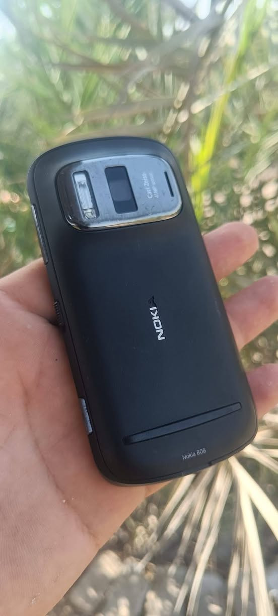 نوكيا 808 
جهاز نظافه ممتازه الشراي يتصل 
***********
***********
يوجد توصيل لجميع لمحافظات العراق
