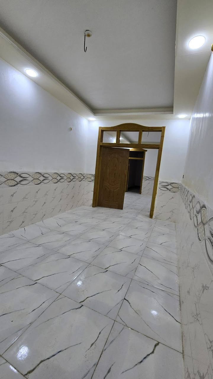 بيت 100متر للبيع بناء جديد بلوك وصب كونكريت (كامل)بشارع المطار القديم قرب جامع ام البنين غرفه وصاله ومطبخ وستقبال وصحيات (جديد)السعر 35وبي مجال بسيط للاستفسار ***********/***********
