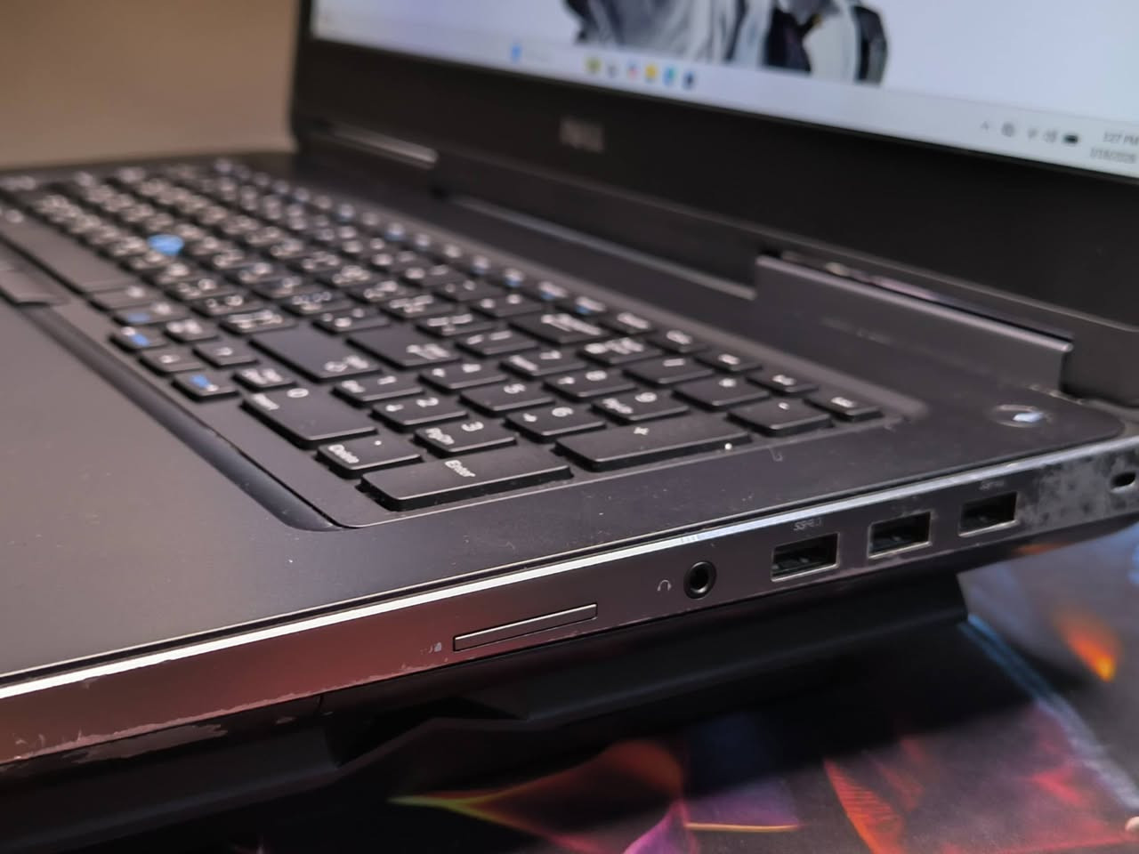 دائما توصلني طلبات عليه هذا الموديل
رجع توفر من جديد فئة الوورك ستيشن حجم 17 

س:: تعرفوني صريح مع زبائني ودائما انصحكم بالي يخدمكم مرات يسألوني تنصح بي للطلاب الجامعيين ؟

✅️ عزيزي انت هذا يفضل ان يكون بمكان ثابت لان شاشته كبيرة وحقيبته ضخمه تكون ووزنه عالي فمانصح بي ابدا تاخذه كطالب جامعه للتنقل ✈️
تاخذ وورك ستيشن فئات اقل وزنا واكثر حداثه 🦾

💻 Dell Precision 7710

✔️ المعالج: Intel Core i7 الجيل السادس (فئة HQ)
✔️ الذاكرة (RAM): 8 جيجابايت DDR4 (قابل للتطوير)
✔️ التخزين: 256 جيجابايت SSD (قابل للتطوير)

✔️ كرت الشاشة:
NVIDIA Quadro M3000M — سعة 4GB
Intel Graphics —  4GB مشتركة

✔️ الشاشة: 17.3 إنج Full HD
✔️ لوحة المفاتيح: عربي / إنكليزي (ستيكر)

🔹 جهاز مناسب للتصميم والبرامج الهندسية والعمل الثقيل بسعر اقتصادي.

🔹 الحالة: وارد اوربي غير مستعمل بالعراق (كالجديد) نظافة 95% فما فوق 
🔹 البطارية: بحالة جيدة (ضمان ساعه فما فوق)
■ ضمان(١) فحص وتشغيل امام المندوب 
■ ضمان(٢) استخدام اسبوعين اي خلل مصنعي يتم الاستبدال بنفس الموديل


**إذا كنت صاحب هذا الإعلان وتريد حذفه لأي سبب، رجاءا أرسل رسالة إلى الدعم الفني**