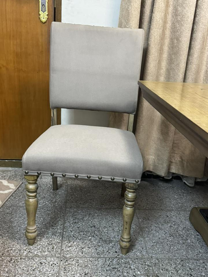 السلام عليكم ميز طعام ( ٦  كراسي )
اخذناه قبل اسبوع بالضبط سبب البيع انو ما والم المكان بصراحة هو ضخم وثكيل  أبعاده 2*1 هيج شي 

بعده حتى الكراسي مسلفن ما فتحناه ، الي يحب يستفسر يتواصل ويانه ع الرقم ***********
