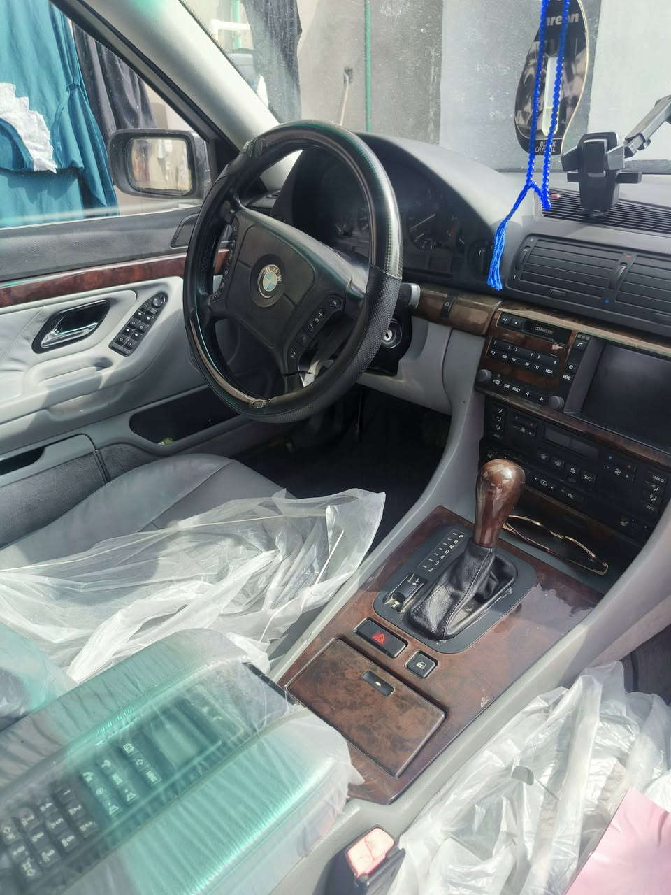 🔥 للبيع BMW 740i 🔥
موديل 1995
🚘 فئة الفخامة الألمانية – نظيفة ومرتبة
🔹 محرك V8 سعة 4.0 لتر (قوي وناعم)
🔹 گيّر أوتوماتيك أصلي يبدّل بسلاسة
🔹 سحب ممتاز وثبات عالي بالخط
🔹 داخلية جلد أصلية ابلادي مو دوشمه عراقيه
🔹 مكيف شغال تبريد قوي
🔹 كهرباء كاملة (جامات، مرايات، سنتر لوك)
🔹 نظام تعليق مريح
🔹 السيارة تمشي سفر بدون مشاكل
✅ استعمال شخصي
✅ المحرك والشاصي بحالة جيدة
✅ ما محتاجة مصروف حاليًا
🚘 ترايك وين متريد 

📍 الموقع: [ محافظه واسط ]
📞 الاتصال: [***********]
السيارة تناسب اللي يعرف قيمة الـ V8 ويحب الراحة والفخامة 👑
