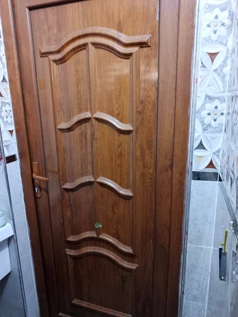 السلام عليكم 
بنايه للبيع ١٠٠ م 
البوعيثه مجمع العدل الأول 
١٠ ×١٠  ركن مدخلين 
الطابق الأرضي الأول مكون من 
غرفه+ مطبخ +صاله +صحيات+ محلات ٢ 
الطابق الثاني مكون من 
مطبخ + صاله+ صحيات + ٢ نوم 
الطابق الثالث مكون من 
بيتونه + غرفه + سطح قابل للبناء طابق كامل 
البنايه معزول خزان الماء لكل طابق + ماطور ماء 💦 + سحب صونده أبي أسأله لكل طابق + كيزر أو سخان لكل طابق  يعني كلشي معزول ومرتب ومحسوب حسابه 
للتواصل و الاستفسار  *********** حلت البركه
