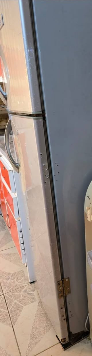ثلاجه مستعمله شغاله للبيع بيها باب مسويله رزة مثل الي بالصورة الاتصال ***********
